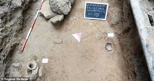 Đào đường đặt cáp quang, phát hiện mộ cổ kỳ lạ 1.300 tuổi - 1