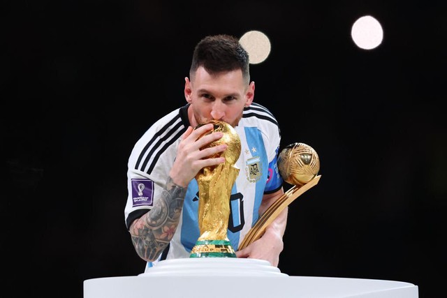 Messi nhận thông điệp đặc biệt từ Ronaldo, Pele, Neymar sau chức vô địch  lịch sử