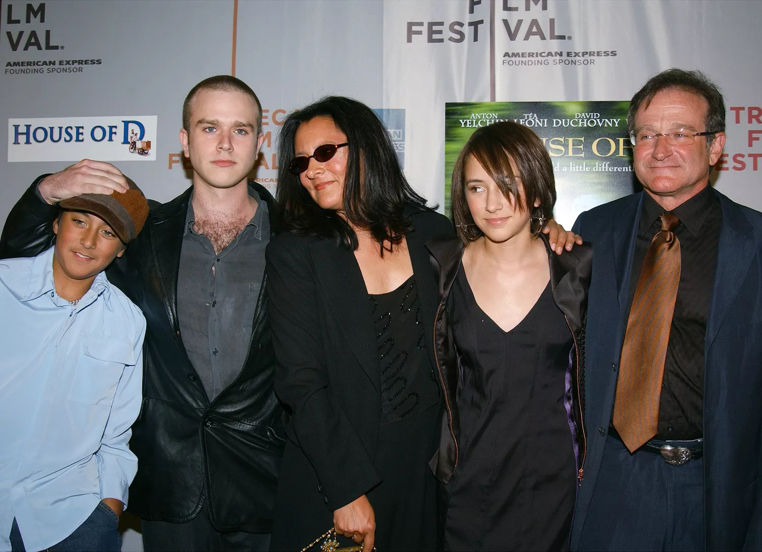 Robin Williams (right) takes wife Marsha (3rd left) and children Cody, Zachary and Zelda (l. to r.) to a Tribeca Film Festival