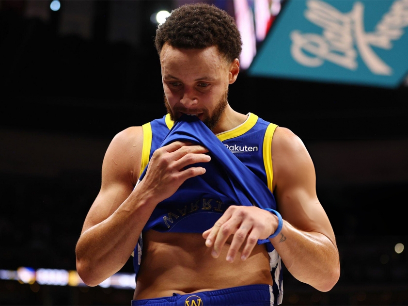 Stephen Curry trong trận đấu giữa Golden State Warriors vs. Denver Nuggets dịp lễ Giáng sinh mùa giải NBA 2023-2024