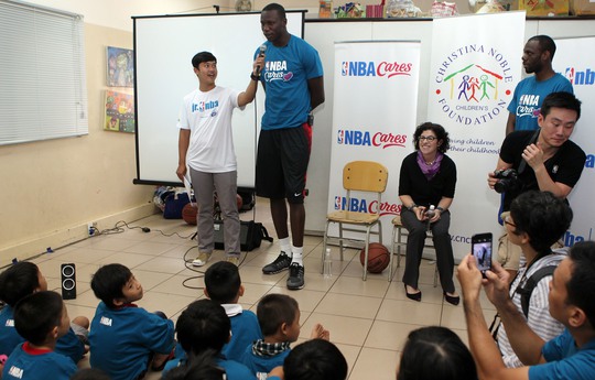 Gorgui Dieng giao lưu với các em nhỏ của hội trại Jr.NBA Việt Nam 2016