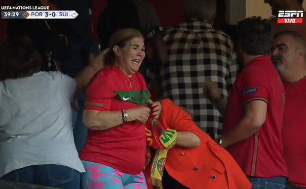Dolores Aveiro estalló en llanto en la tribuna con los goles de su hijo, Cristiano Ronaldo (Foto: ESPN)