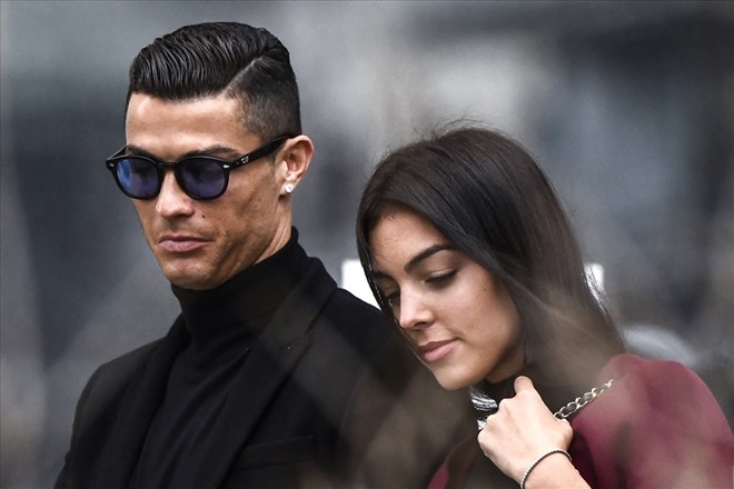 Ronaldo đau đớn báo tin con trai mới sinh qua đời