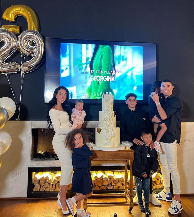 Georgina Rodríguez trong gia đình có Cristiano Ronaldo và các con (Ảnh: Georgina Rodríguez / Instagram)