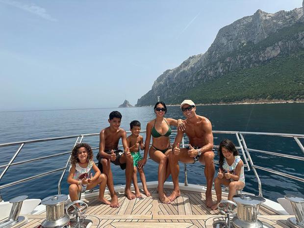 Georgina Rodríguez, Cristiano Ronaldo và các con tận hưởng biển (Ảnh: Georgina Rodríguez / Instagram)