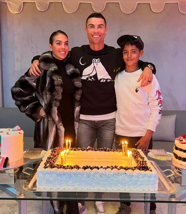 Cầu thủ người Bồ Đào Nha cùng người bạn đời Georgina Rodríguez và con trai cả (Ảnh: Cristiano Ronaldo / Instagram)