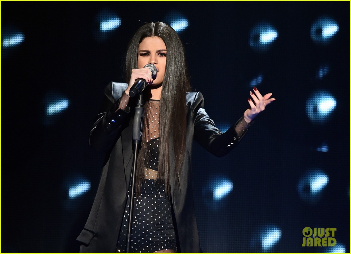 Selena Gomez già chát tại thảm đỏ American Music Awards 2015