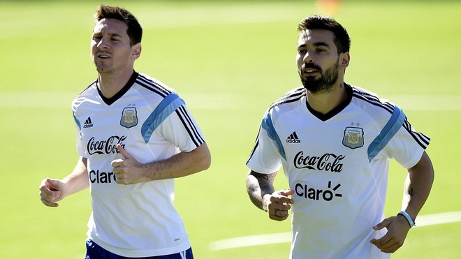 Lavezzi (phải) khi còn sánh đôi cùng Messi ở ĐT Argentina