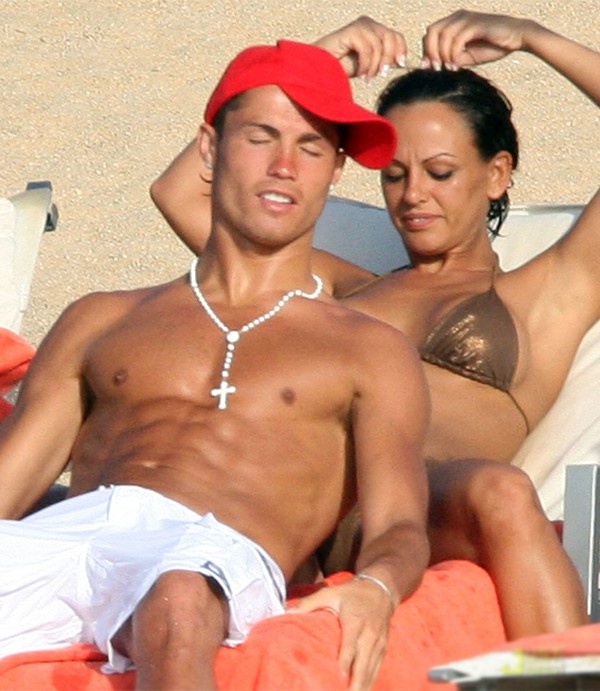 Tình sử đầy thị phi của Cristiano Ronaldo trước khi đính hôn: Từ siêu mẫu  Victoria's Secret đến tiểu thư nhà giàu lộ băng sex