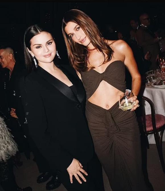 Hailey Bieber, Selena Gomez, Selena Gomez lên tiếng bảo vệ Hailey Bieber, Hailey Bieber cảm ơn nữ ca sĩ