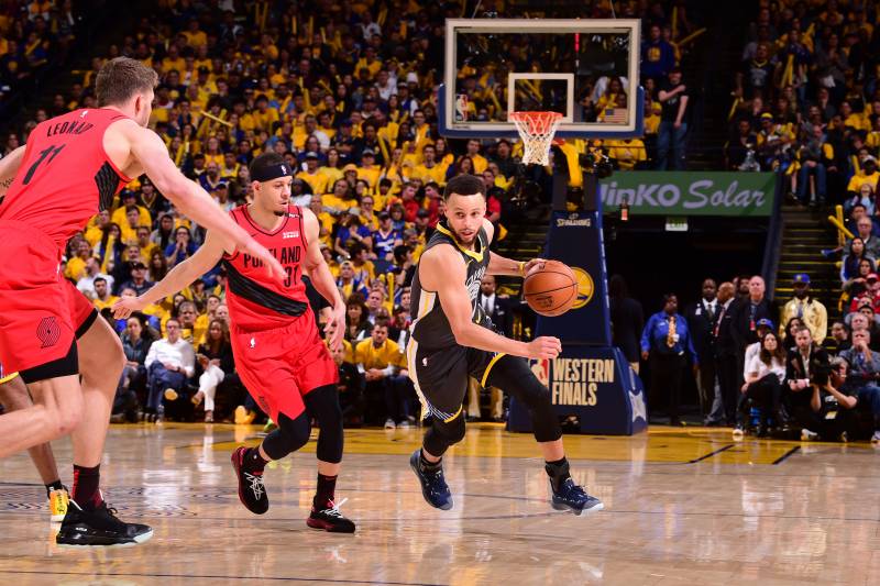 Curry em tỏa sáng, Curry anh thẳng tay dập tắt, đưa Warriors lội ngược dòng ngoạn mục