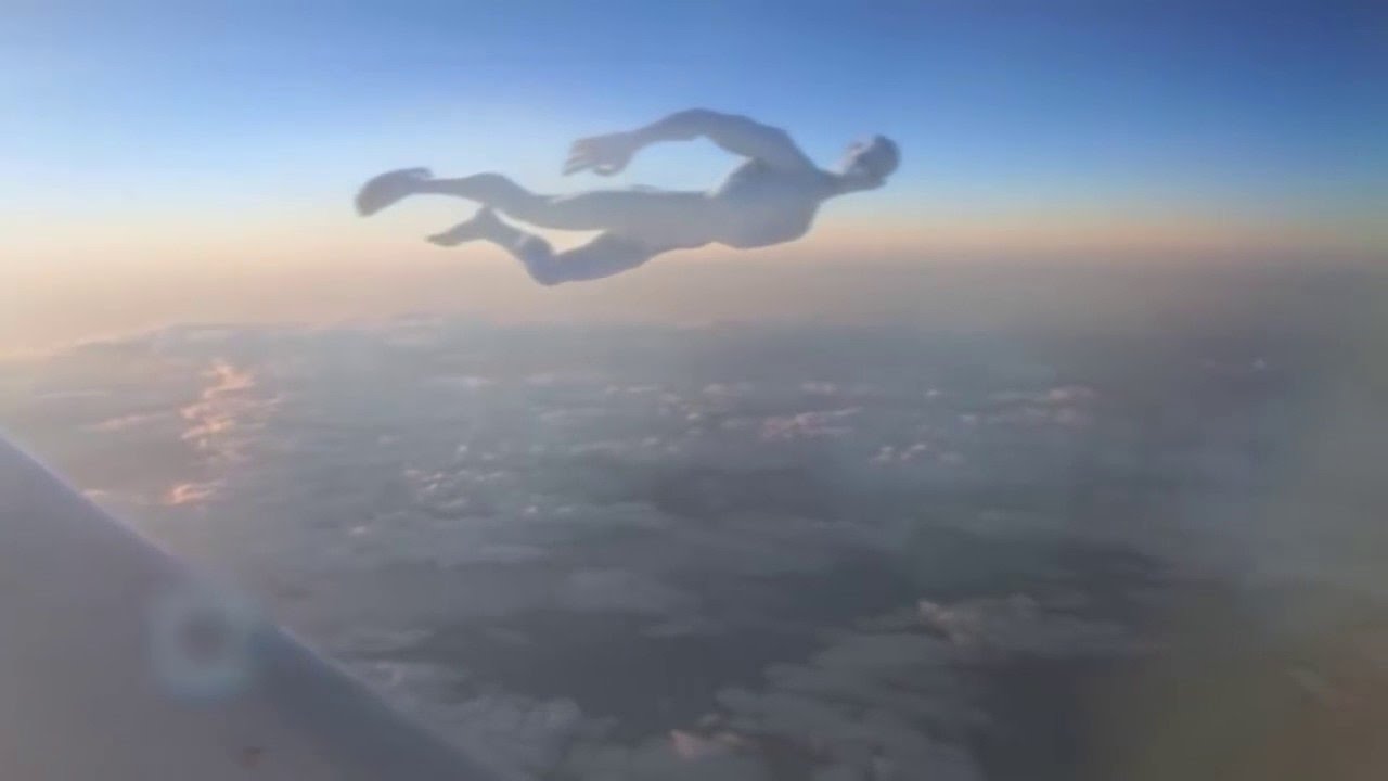 Everyone panicked when they saw the video of the hostess filming a close-up of the “alien” flying in the sky (Video)