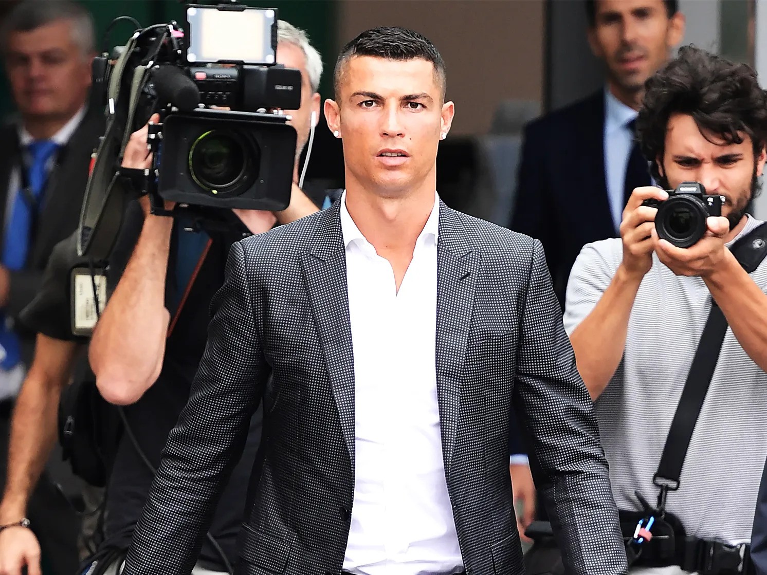 Bị đối xử không bằng dự bị, Ronaldo quyết kiện CLB cũ đến tận cùng
