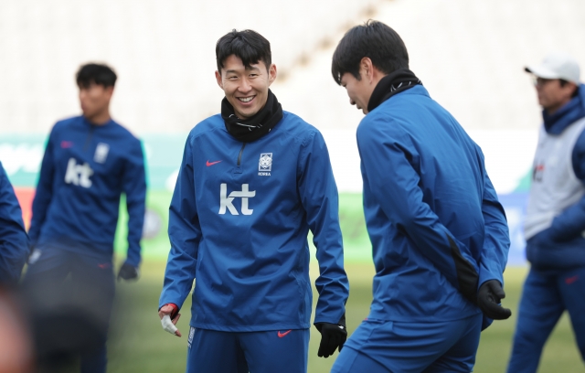 Son Heung-min có phản ứng gây sốt khi vô tình va phải ánh mắt của Lee Kang-in trên sân tập- Ảnh 3.