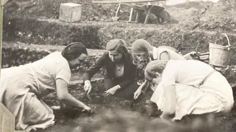 St Albans Museums  Women at the1930s excavation of Verulamium