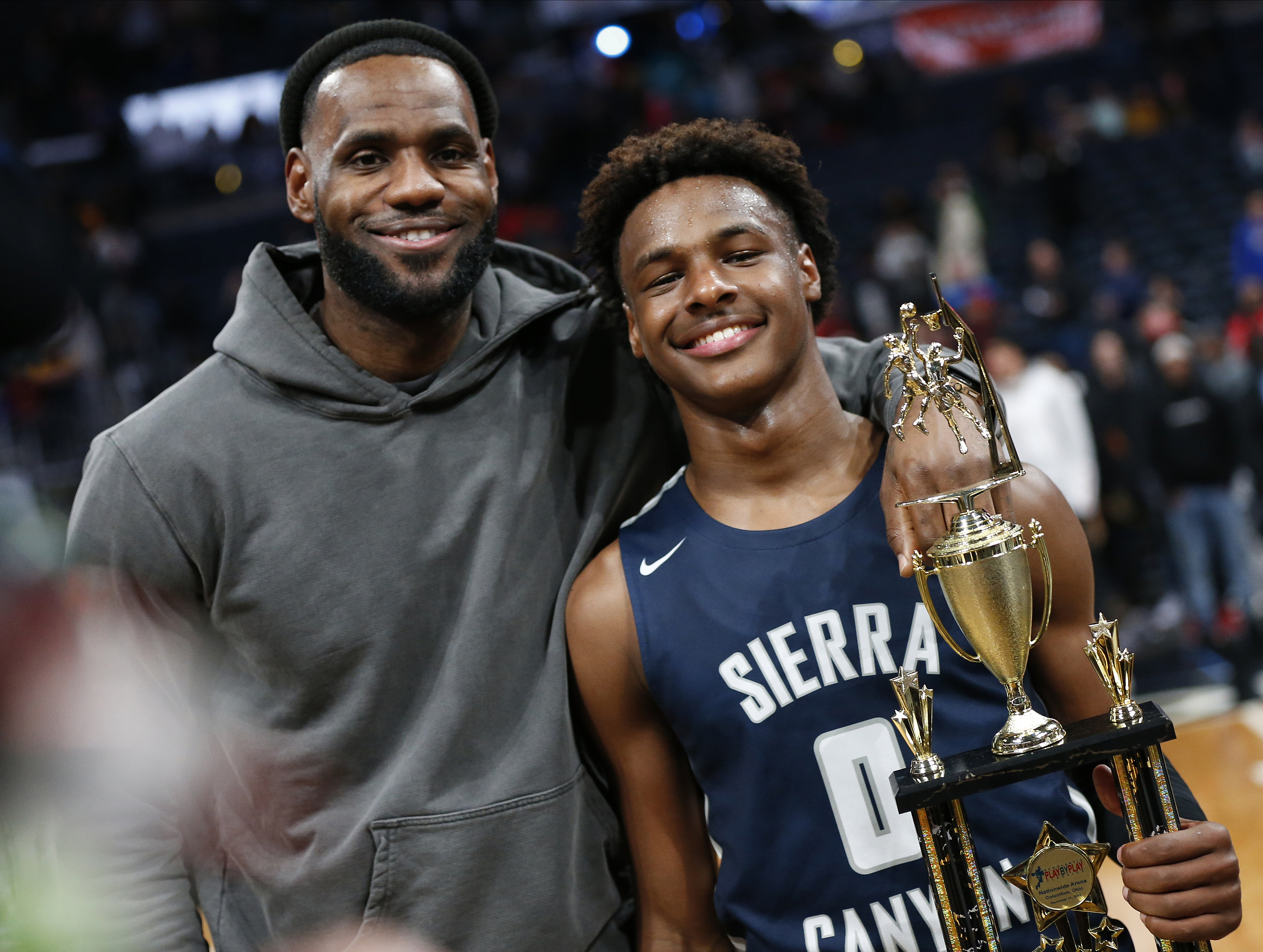 Bronny James joins USC teammates for preseason fan event – CBS17.com