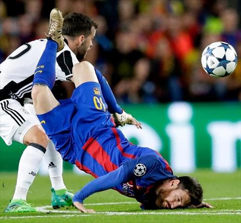 Messi bị ngã sấp mặt bị cư dân mạng chế ảnh