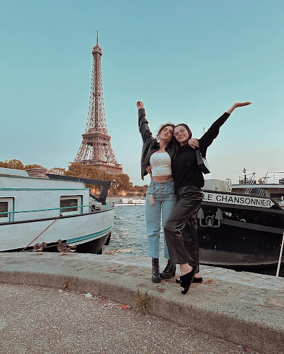 6 June: Selena with her friend Kelsey recently in Paris