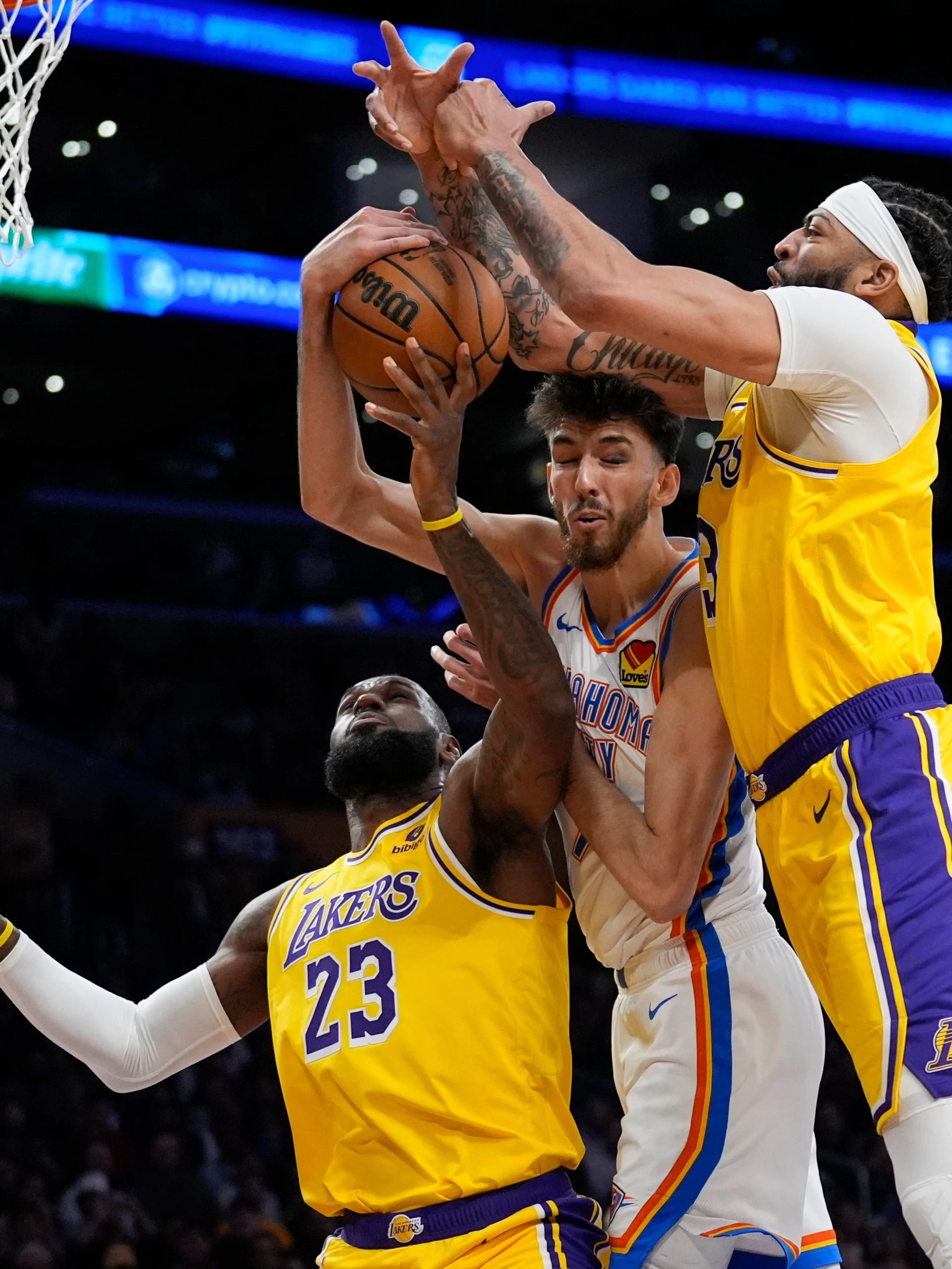 D'Angelo Russell scores 26 points, leads surging Lakers past West-leading  Thunder 116-104