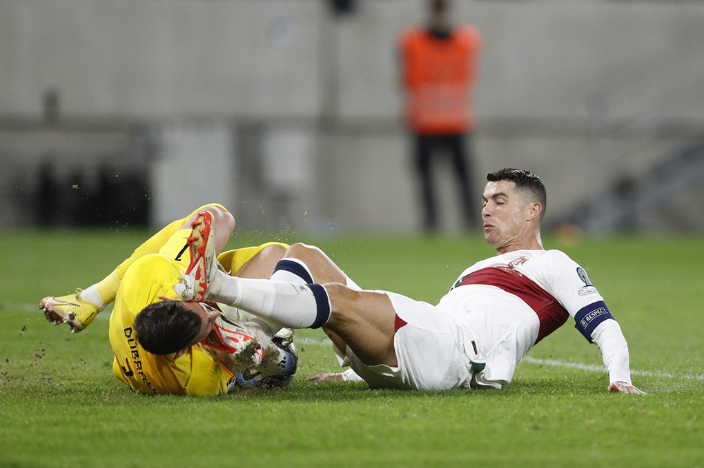 Đạp vào đầu đối thủ, C.Ronaldo lĩnh án treo giò | Báo Dân trí