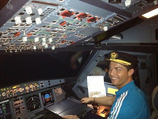 Ronaldo chi hơn 450 tỉ đồng mua máy bay
