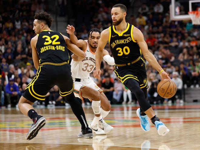 SAN ANTONIO, TX - MARCH 31: Stephen Curry #30 of the Golden State Warriors drives around a screen set by Trayce Jackson-Davis #32 against Tre Jones #33 of the San Antonio Spurs in the first half at Frost Bank Center on March 31, 2024 in San Antonio, Texas. NOTE TO USER: User expressly acknowledges and agrees that, by downloading and or using this photograph, User is consenting to terms and conditions of the Getty Images License Agreement. (Photo by Ronald Cortes/Getty Images)