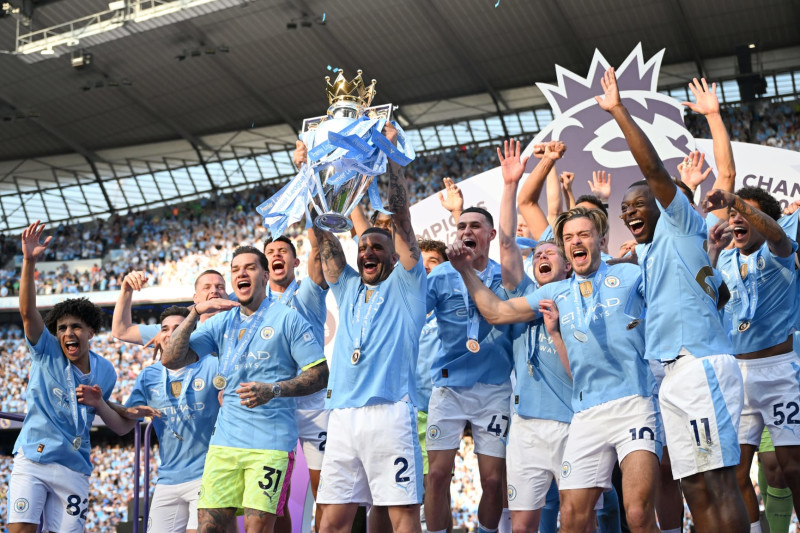 MANCHESTER, ENGLAND - MAY 19: Kyle Walker of Manchester City lifts the Premier League Trophy after their team's victory during the Premier League match between Manchester City and West Ham United at Etihad Stadium on May 19, 2024 in Manchester, England. (Photo by Michael Regan/Getty Images)