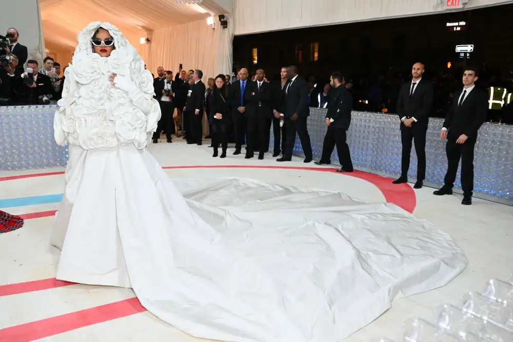 Những bộ cánh ấn tượng, phá vỡ mọi quy chuẩn của Rihanna qua các mùa Met Gala - Ảnh 10.