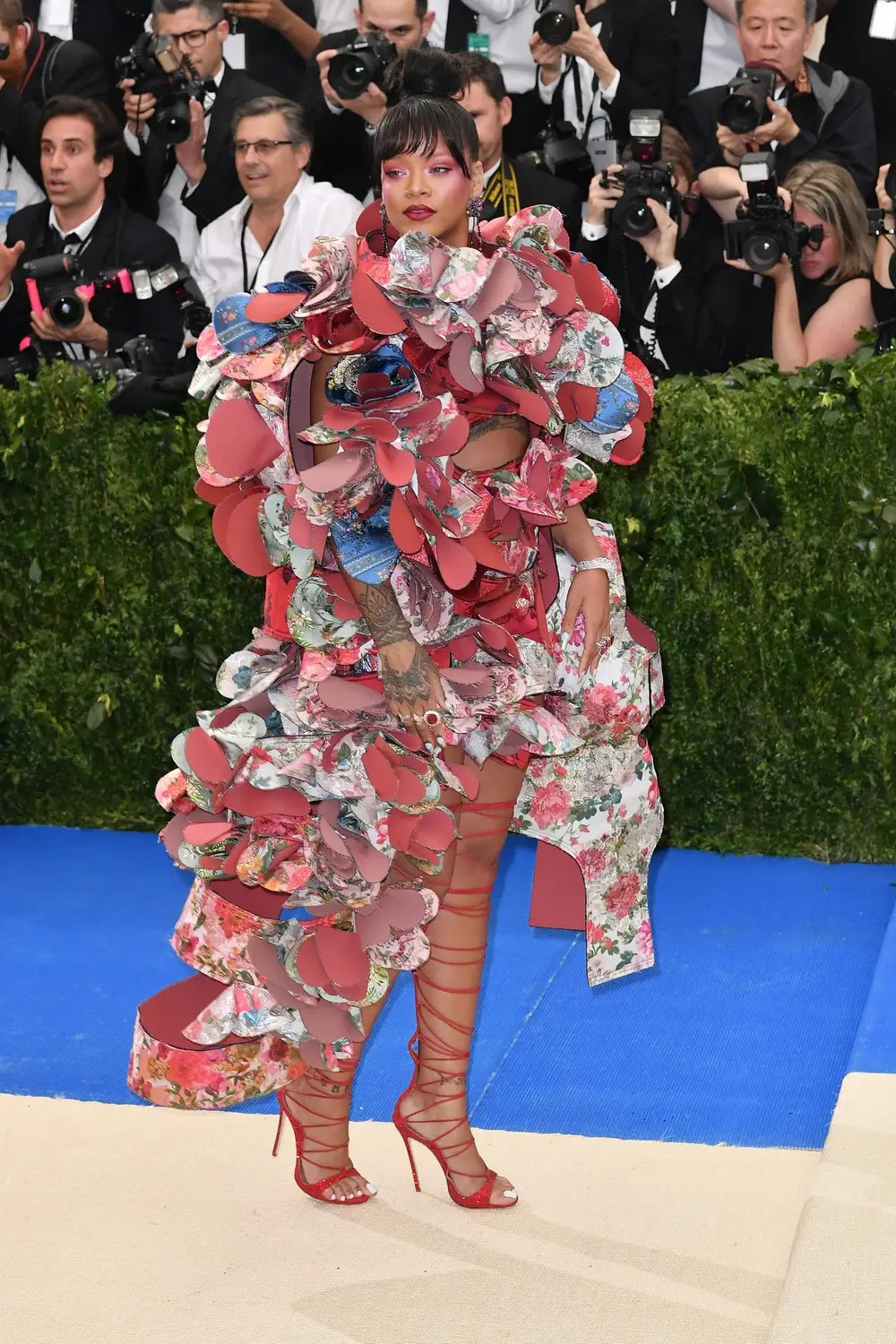 Những bộ cánh ấn tượng, phá vỡ mọi quy chuẩn của Rihanna qua các mùa Met Gala - Ảnh 7.