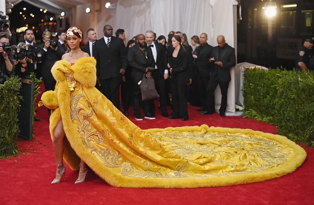 Những bộ cánh ấn tượng, phá vỡ mọi quy chuẩn của Rihanna qua các mùa Met Gala - Ảnh 6.