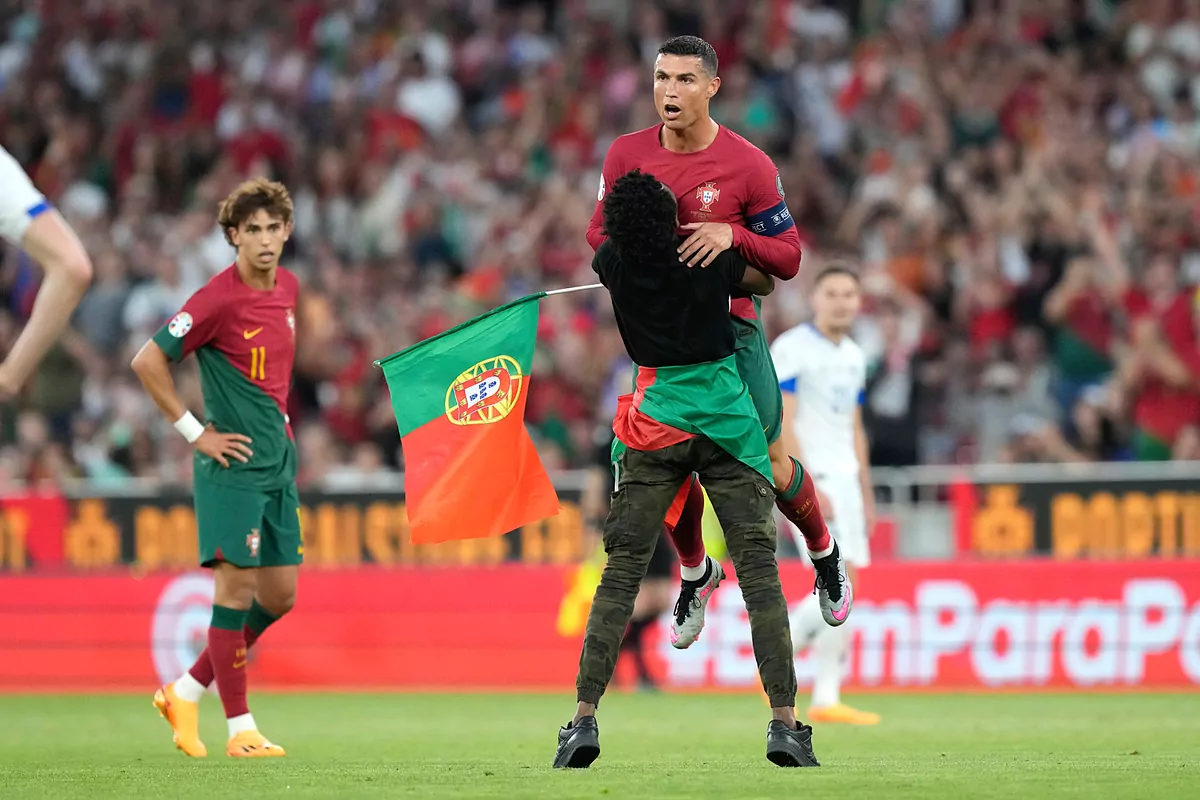 Cristiano Ronaldo was hugged by a fan as Portugal wins Euro qualifier |  Marca