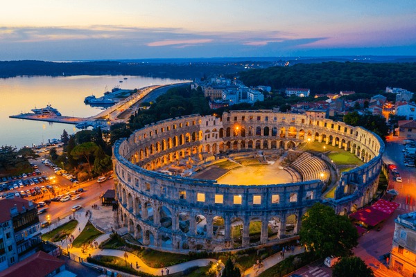 6,073 Amphithéâtre De Pula Images, Stock Photos, 3D objects, & Vectors |  Shutterstock