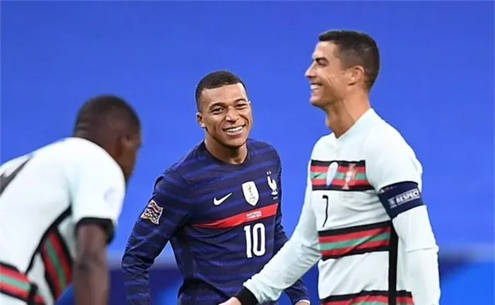 Mbappe (số 10) và Ronaldo