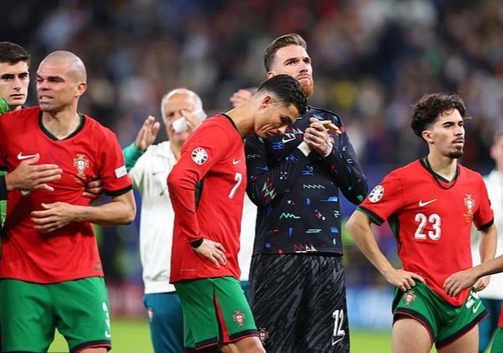 Bồ Đào Nha gục ngã trước Pháp, báo giới chỉ trích Cristiano Ronaldo - 2