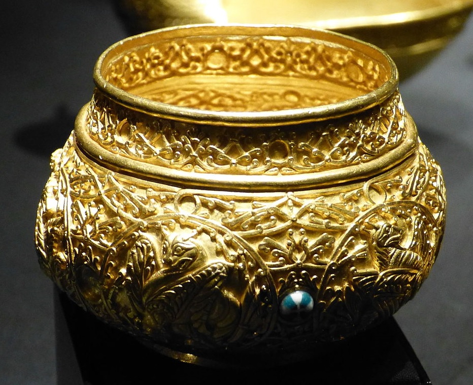 Journal of Art in Society on X: "Superb gold vessels from the  early-medieval Treasure of Nagyszentmiklós, uncovered by a farmer in  Romania in 1799, probably dating from about 8th C ~ bull's