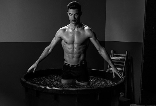 Bí quyết giữ dáng của CR7: Tập mọi lúc mọi nơi, uống nhiều nước và ngủ 5 giấc/ngày - Ảnh 4.